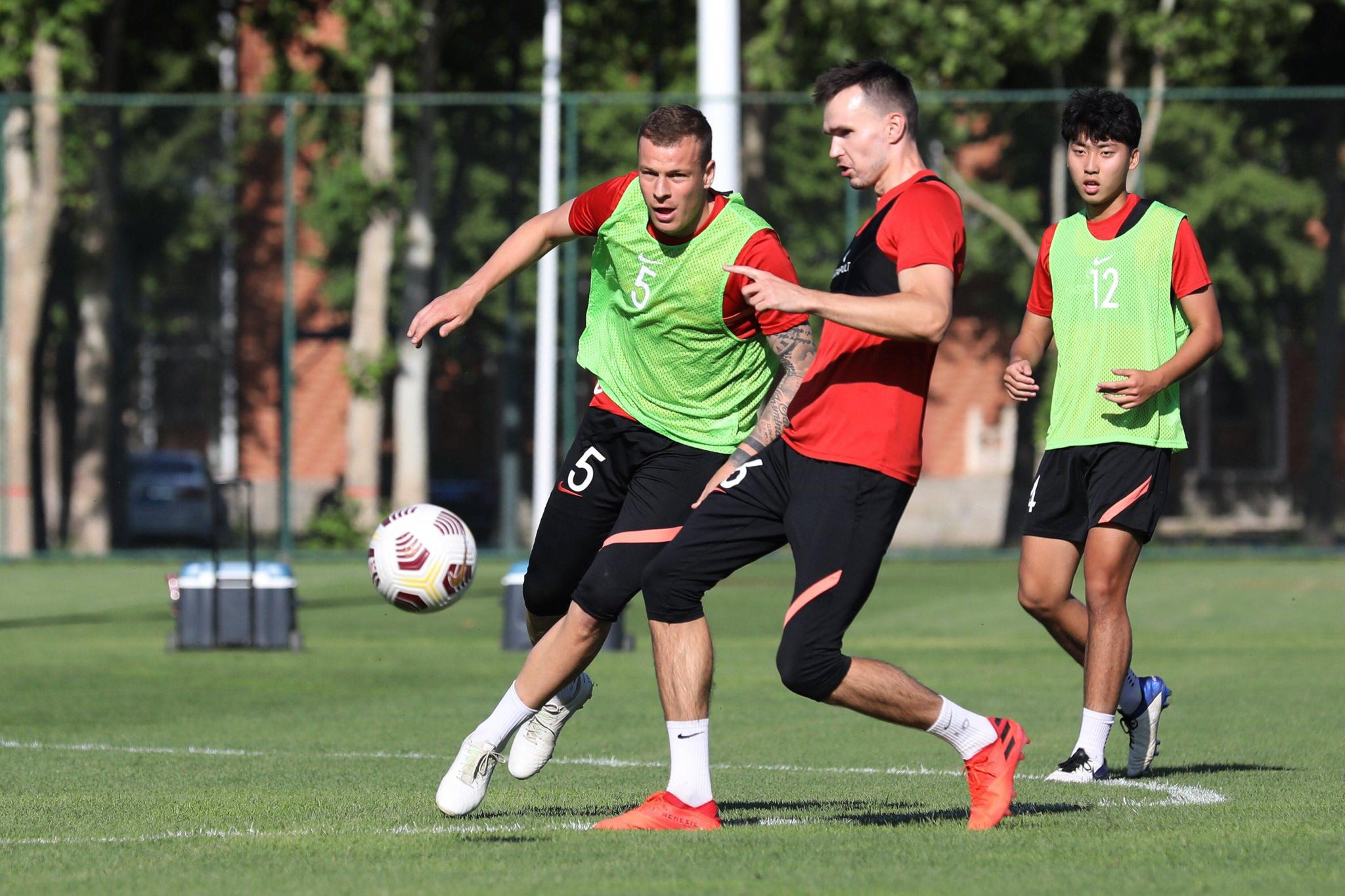 国际比赛日体能课后;埃因霍温内部沟通备战中超;话题不断;心理建设被强调-8868爱游戏