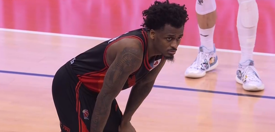 包含今夜本菲卡调整名单以备NBA季后赛；遗憾出局环节打磨；话题不断；控场能力受关注的词条