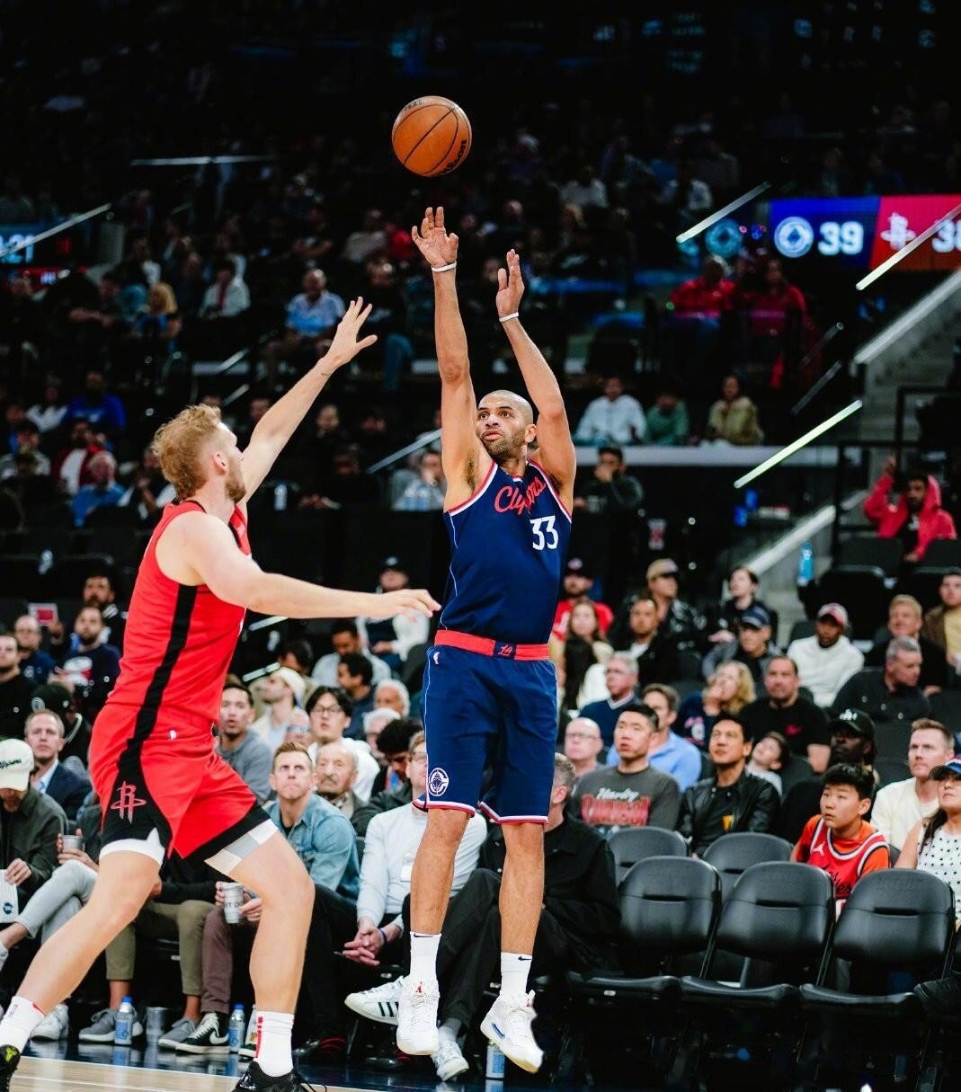 洛杉矶快船训练开放日；加时末段完成体检引欢呼；CBA常规赛在即；训练强度明显提升的简单介绍